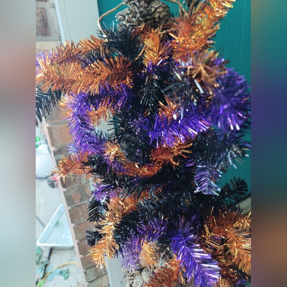 Halloween Swag, 32" Base with gold hanger - Picture 5 of 8